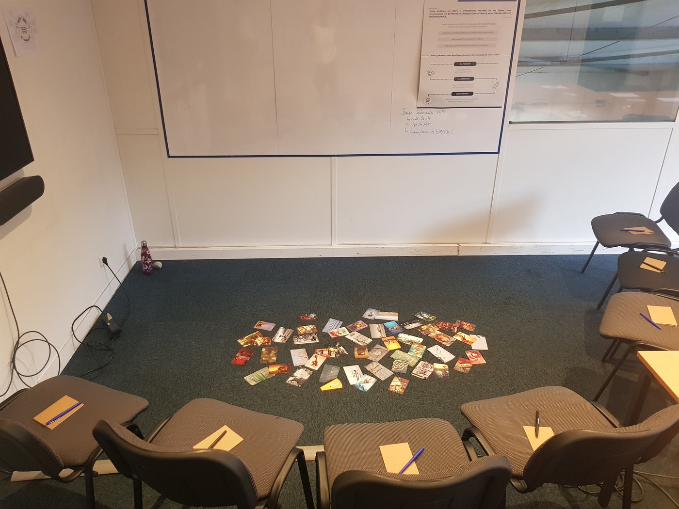 Salle de réunion préparée pour un atelier de diagnostic