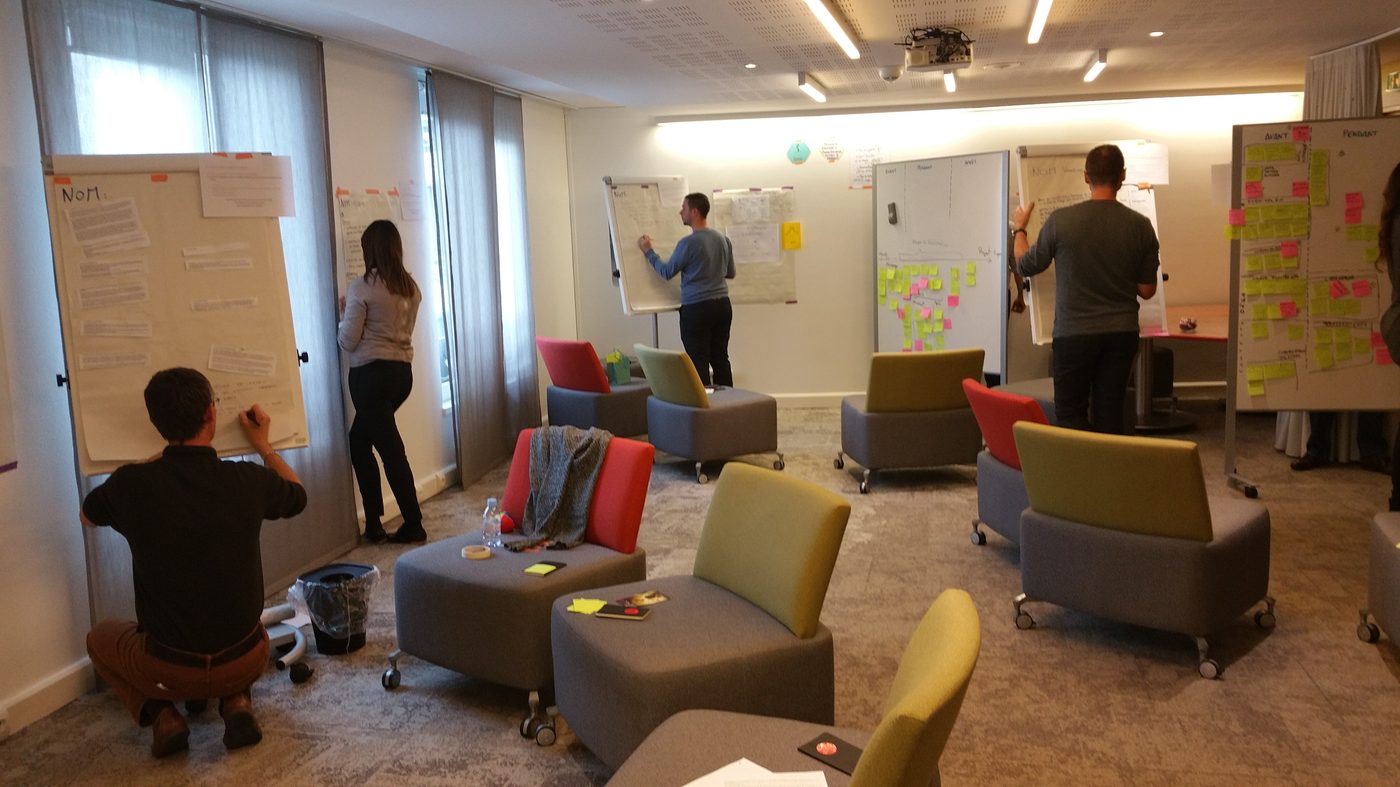 Atelier de facilitation, participants animant des paperboards