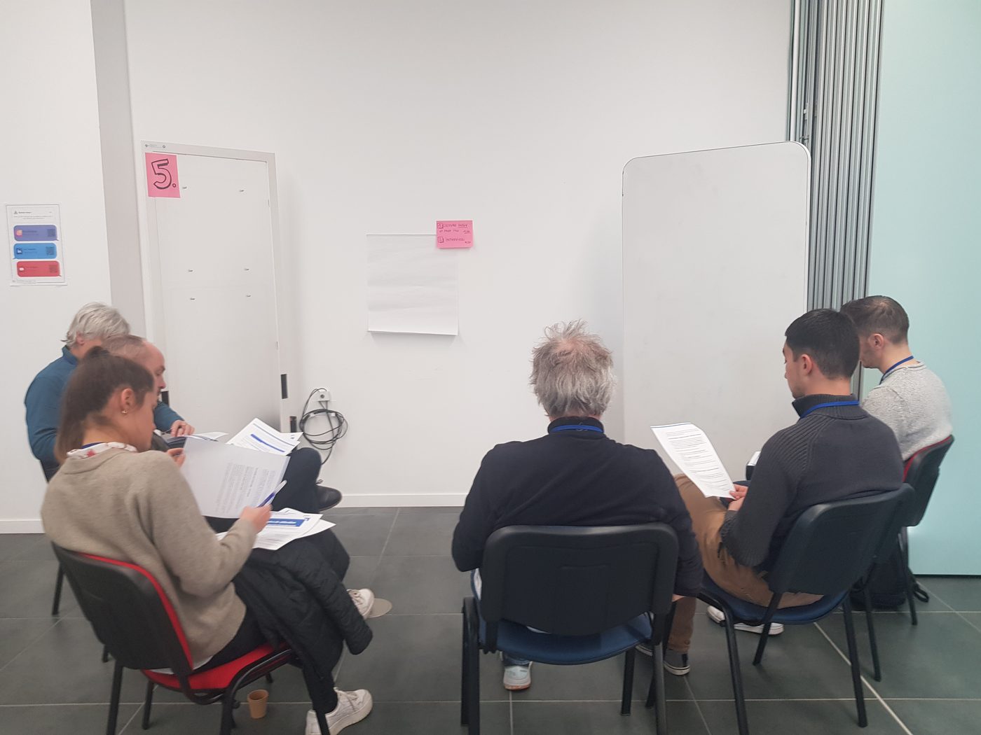 Groupe en cercle pendant un atelier de facilitation